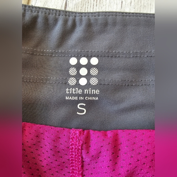 Title Nine Size Small Coral Gray Skort Lasercut Detail Back Zip Pocket - Picture 6 of 10
